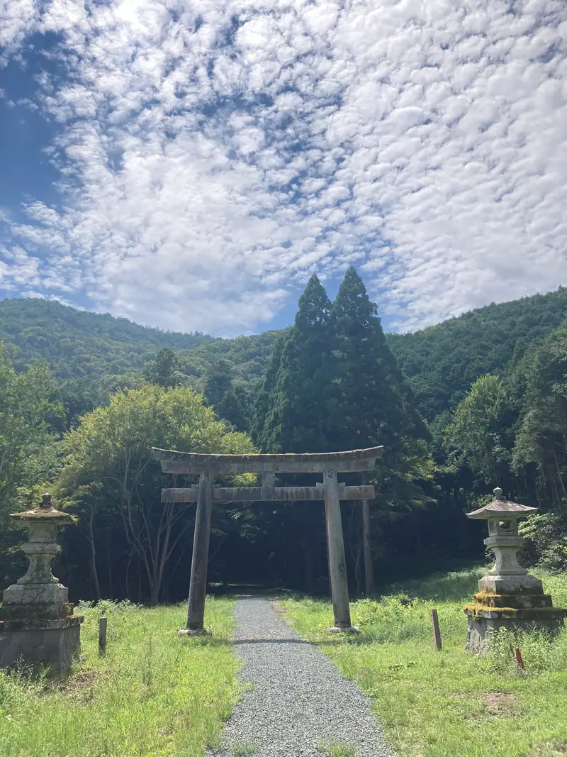 愛媛県の山あいにある神社の鳥居